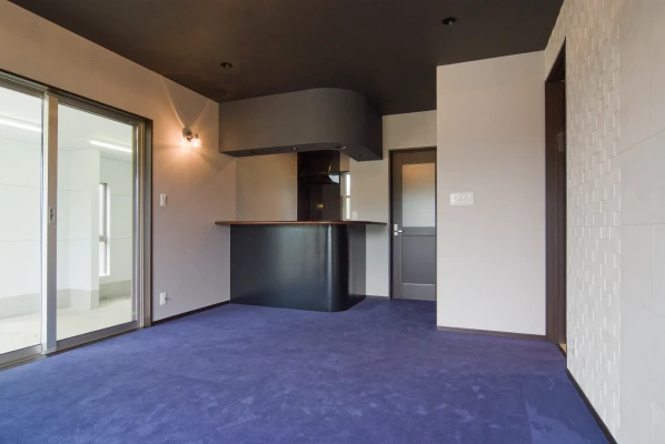 弾力ある腰壁材とふわふわ絨毯の客間