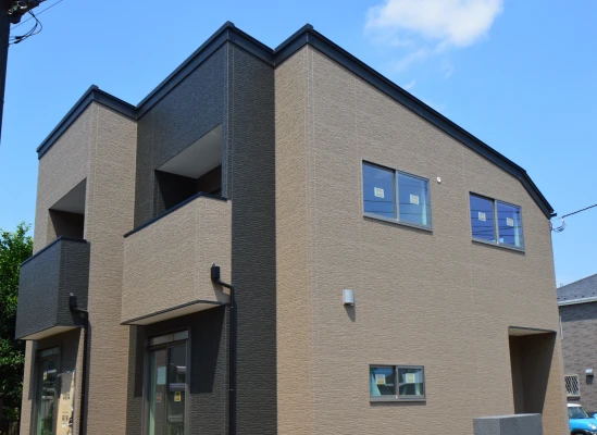 黒と茶色のコントラストがおしゃれな外観