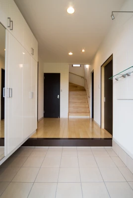 広々とした玄関とガラス棚