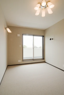 布クロス壁紙をつかった贅沢な洋室