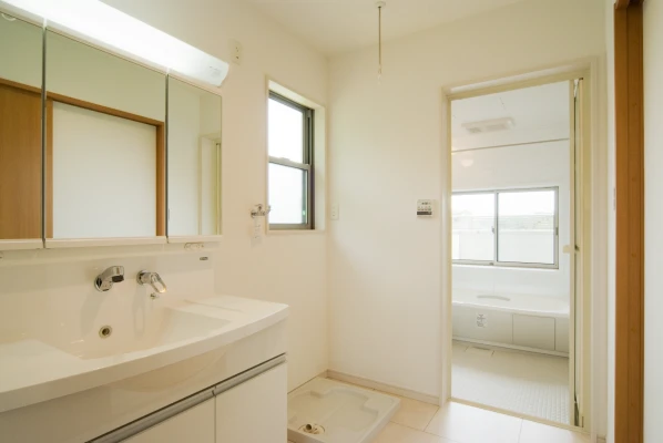 広々とした洗面所とワイド化粧台