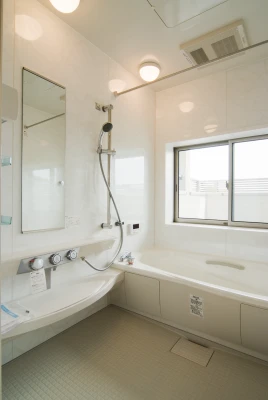 景色眺望のための透明ガラスユニットバス