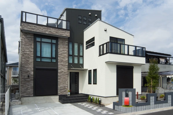 石張りとアルミパーツの圧倒的な外観