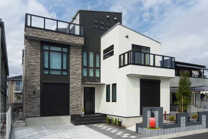 石張りとアルミパーツの圧倒的な外観