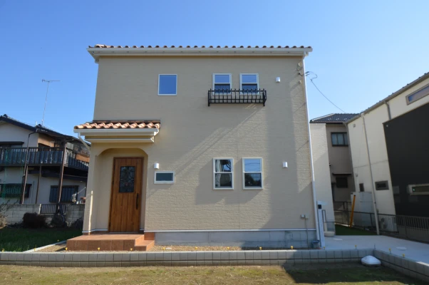 テラコッタの色合いの洋瓦とポーチタイル