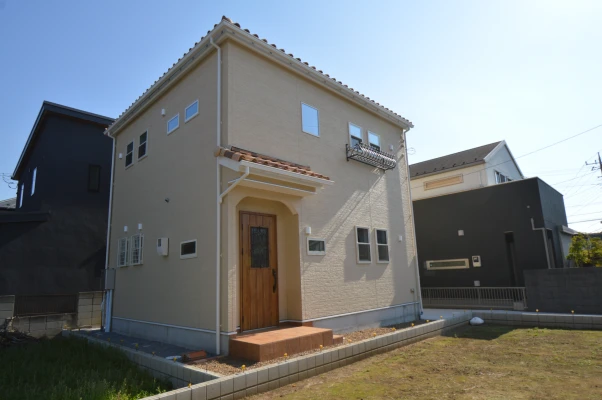 フラワーボックスと玄関ドアにもアイアン