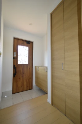 かわいいドアが印象的な玄関まわり