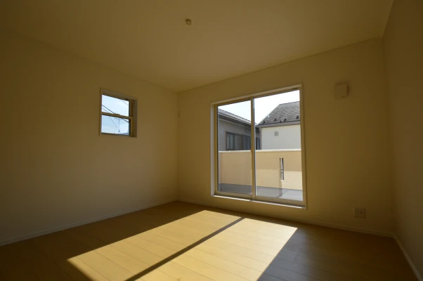 あたたかい日射しが降り注ぐ主寝室