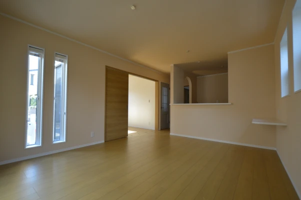 ブルー色ドアとキッチンにアーチ壁開口