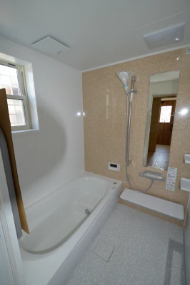 温かみのある色合いのユニットバス