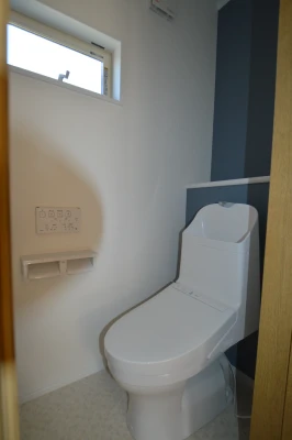背面カウンターのある２Ｆトイレ