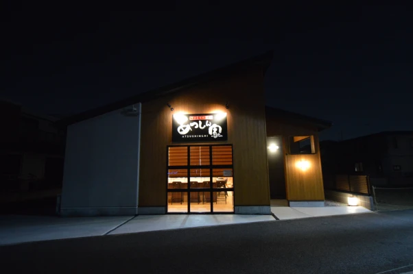 雰囲気が漂う夜のファサード