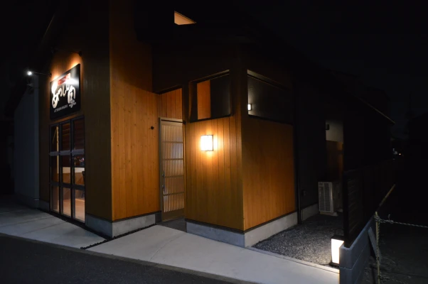 ライトアップした店舗入口