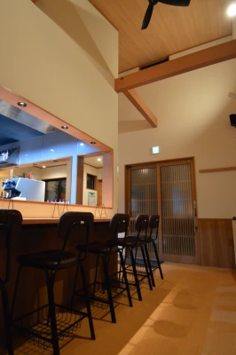 開放感がある勾配天井の店内