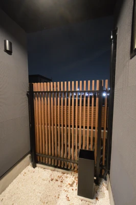 喫煙スペースの中庭パティオ