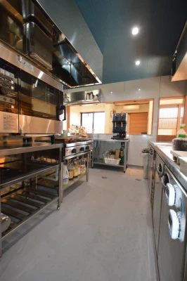 厨房エリアからの店内シーン