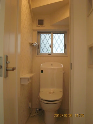 階段下空間の一階トイレ