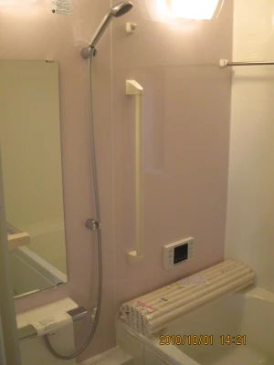 ピンク調のユニットバス