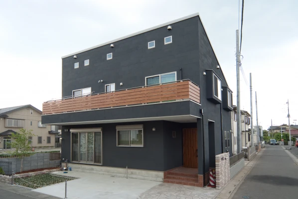 木目調とブラック左官壁のオシャレな外観