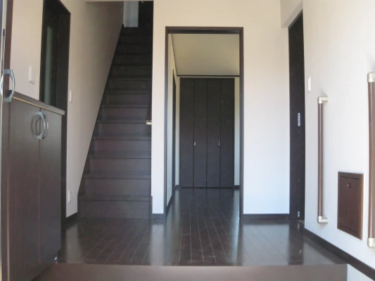 バリアフリー設定の腰掛けがある玄関