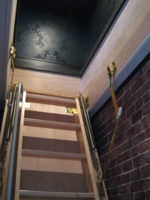 グルニエ梯子空間はレンガ調