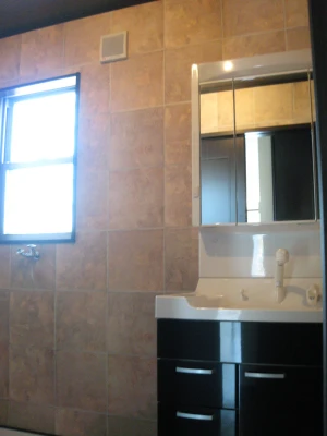 石目調のモダンな洗面脱衣室