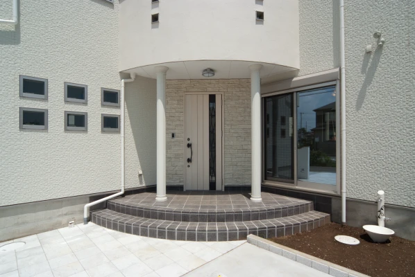 円柱にアーチ形状と石張り壁のポーチ