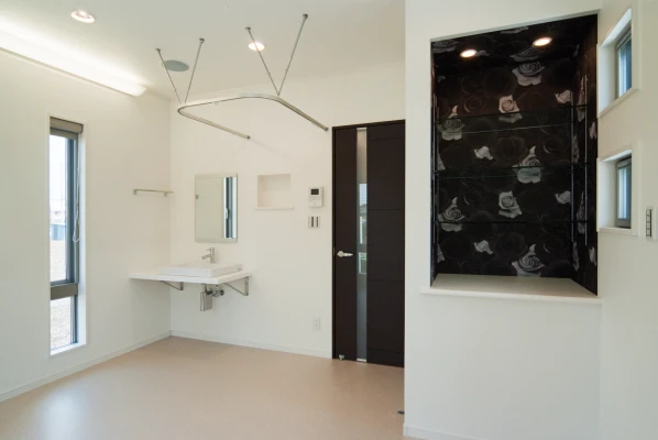 美容ガラス棚のある店舗エリア