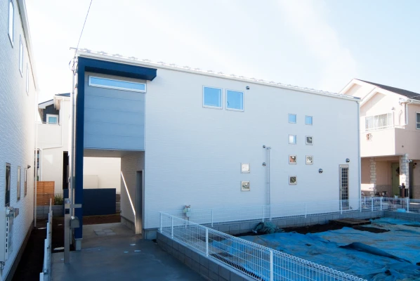 エントランスにピロティのある外観