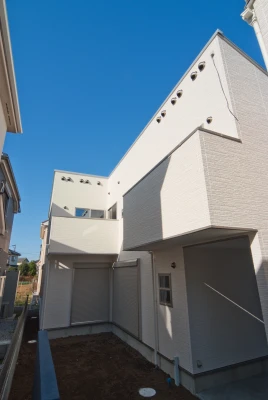 ピロティ奥にプライベートガーデン