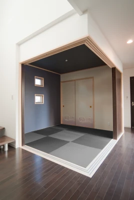 Ｌ型戸襖と琉球畳の和室スペース