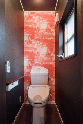 ダーク調と赤アクセント一階トイレ