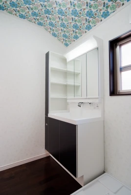 トールキャビネットの洗面化粧台