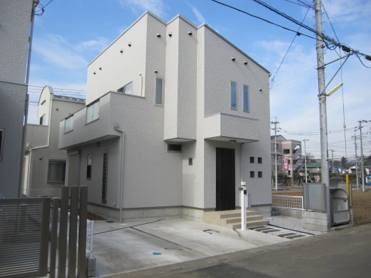 ホワイト基調のシンプルモダンな外観