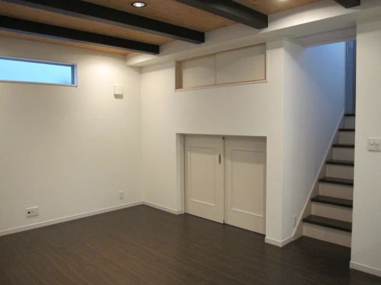 見せ梁にてリビング天井高20㎝確保