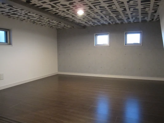 リビングから潜れる蔵収納空間