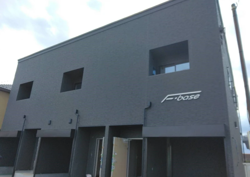 外観　F-baseのロゴが際立つ！