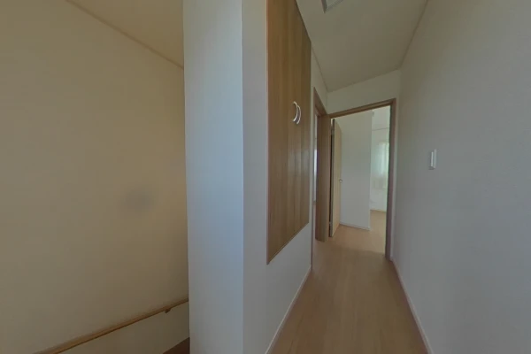 階段上スペースにも収納棚