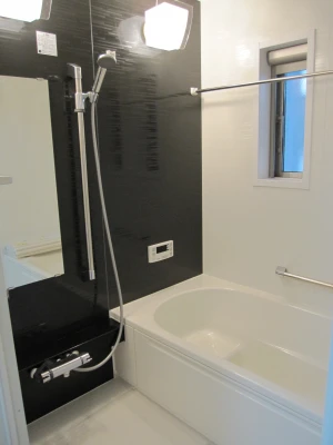 ブラック色アクセントのユニットバス