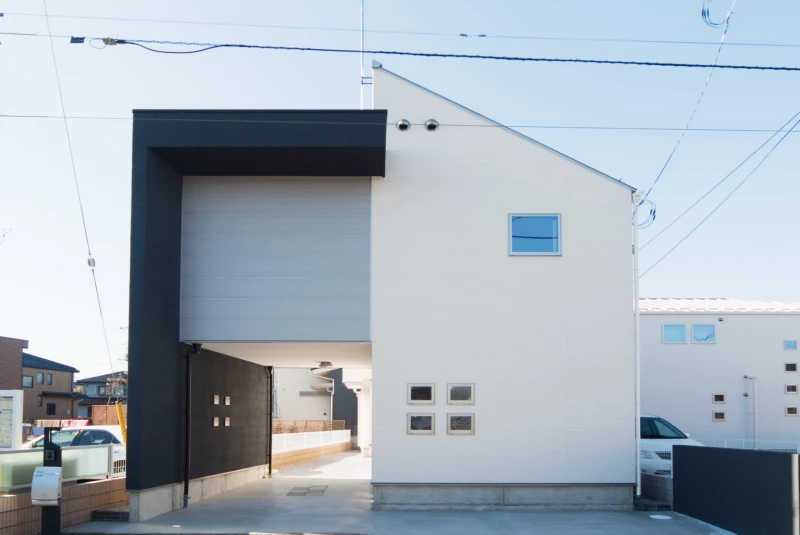 台形型敷地に建つスタイリッシュな外観