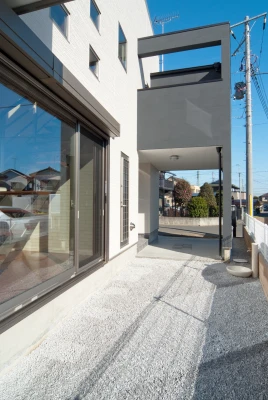 エントランス奥庭と大型電動シャッター