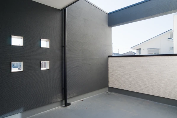 半屋根のあるプライベートバルコニー