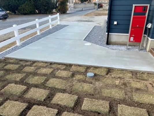 可愛らしい宅配ボックス付きポスト！！芝生の生育が楽しみですね！