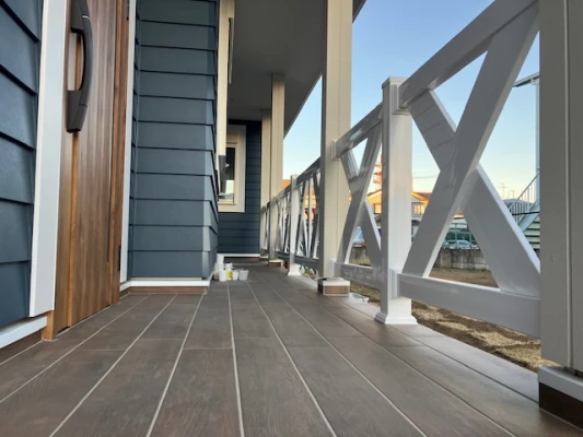 オーナー様こだわりのデッキ（実はタイルなんです）