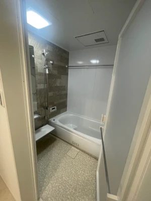 タイル調のアクセントが可愛い！浴室！床は柔らかい素材なので転んでも安心！