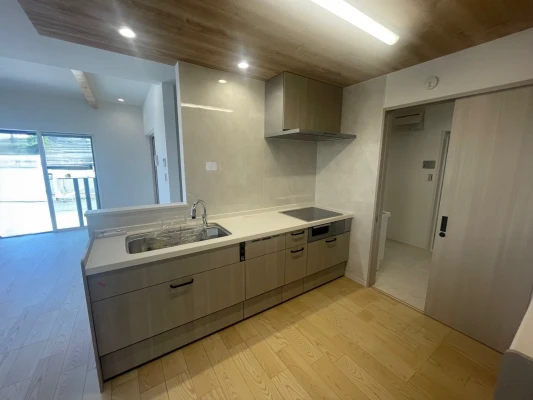 お料理中でも通りやすい広々キッチン！