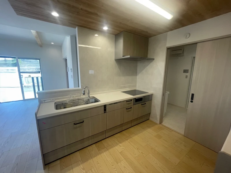 お料理中でも通りやすい広々キッチン！