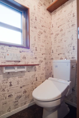 英字新聞柄のモダンな一階トイレ