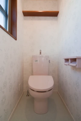上部棚付きの二階トイレ