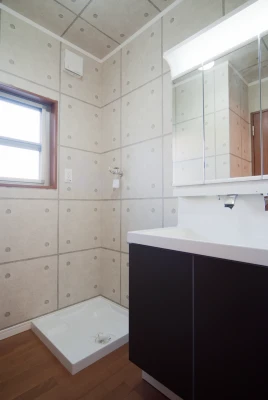 コンクリート調壁紙の洗面脱衣室